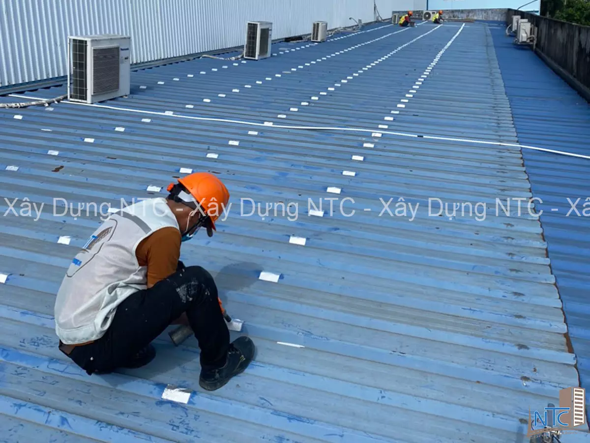 Chống dột mái tôn và di dời cục nóng máy lạnh_Công ty Hoàng Lâm