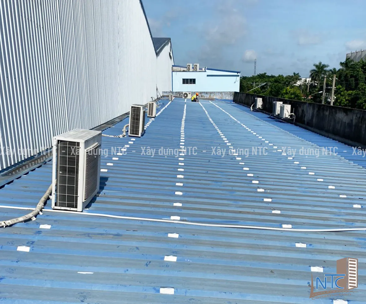 Chống dột mái tôn và di dời cục nóng máy lạnh - Dĩ An, Bình Dương.
