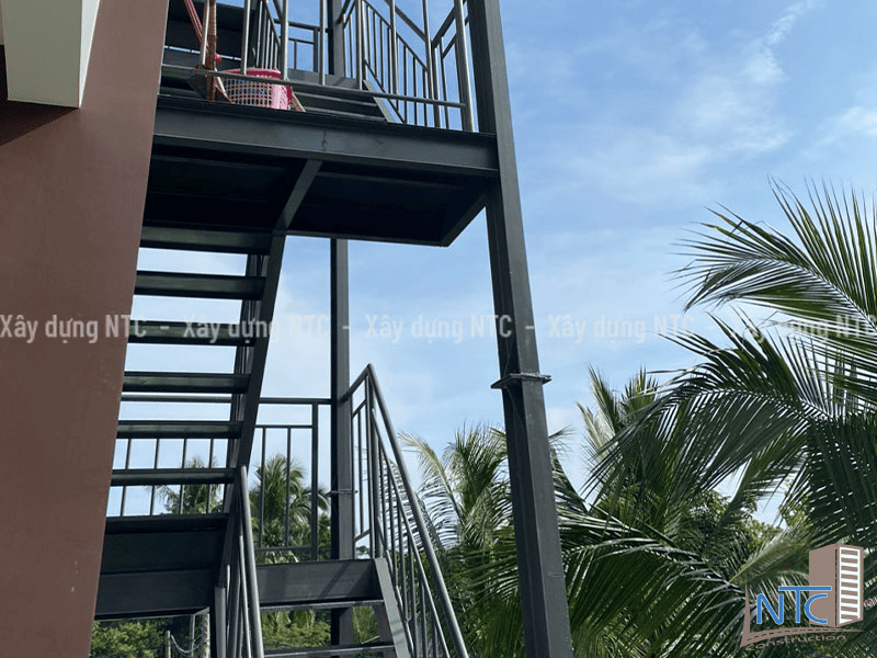 Thi công cầu thang sắt thoát hiểm an toàn, nhanh chóng