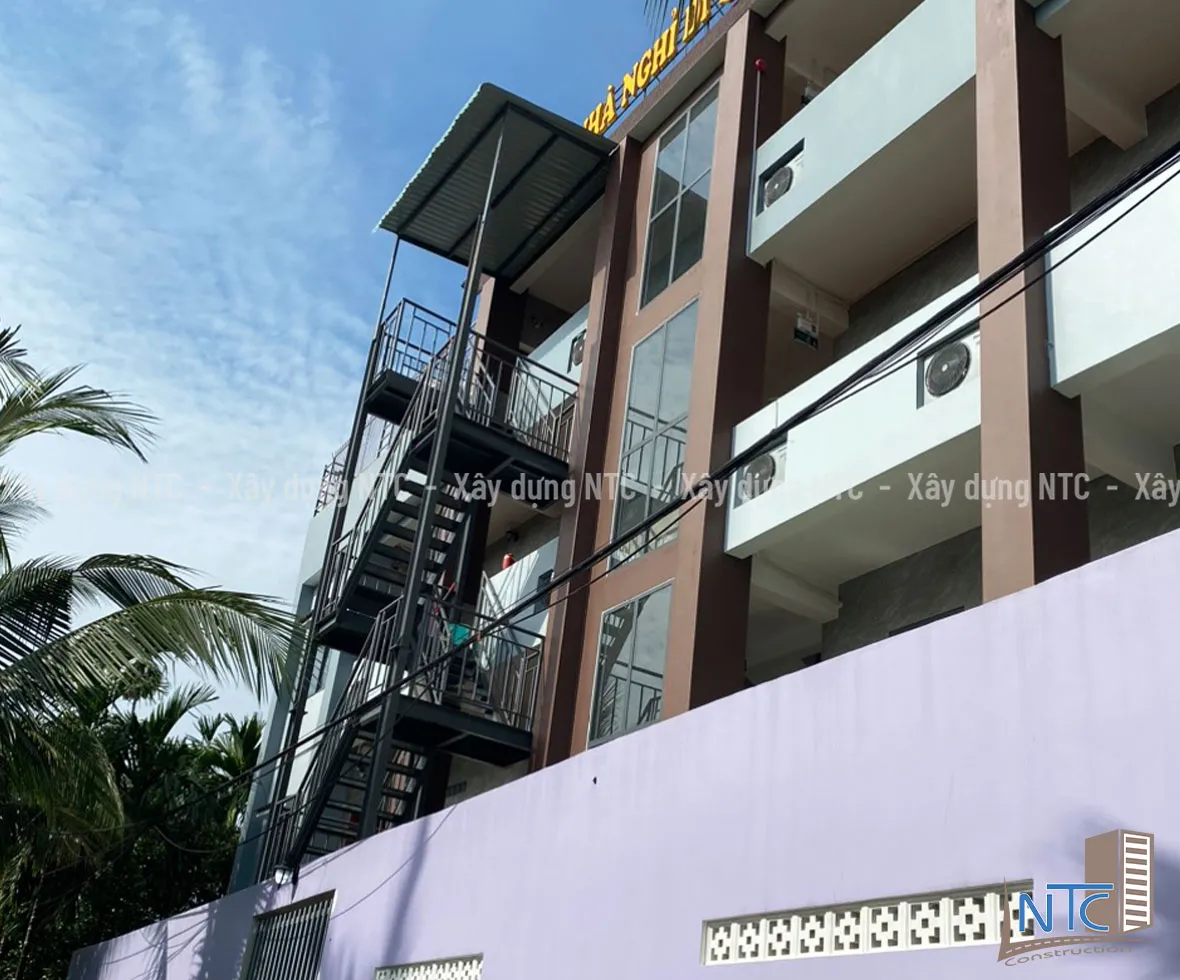 Thi công cầu thang thoát hiểm - Nhà nghỉ Di Quân - Thuận An, Bình Dương