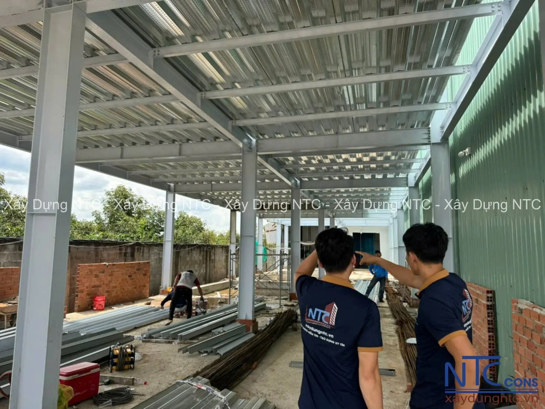 Có nên xây nhà xưởng kết cấu thép mái tôn không?
