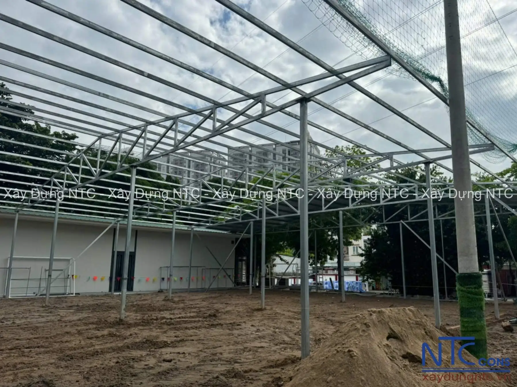 Kiểm tra mái nhà thép tiền chế trước mùa mưa