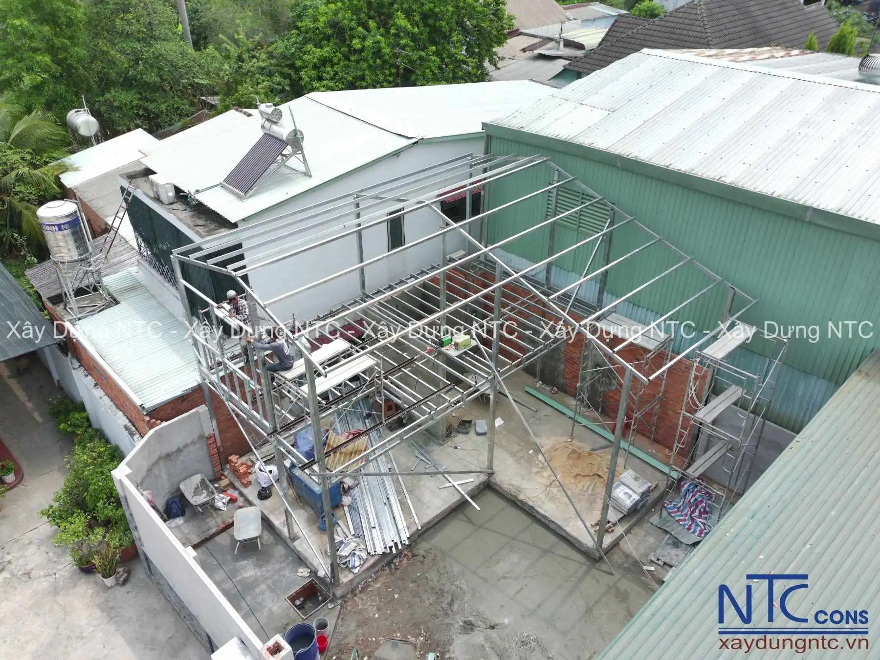 Mưa lớn, ngập nước ảnh hưởng thế nào đến mái nhà thép tiền chế?