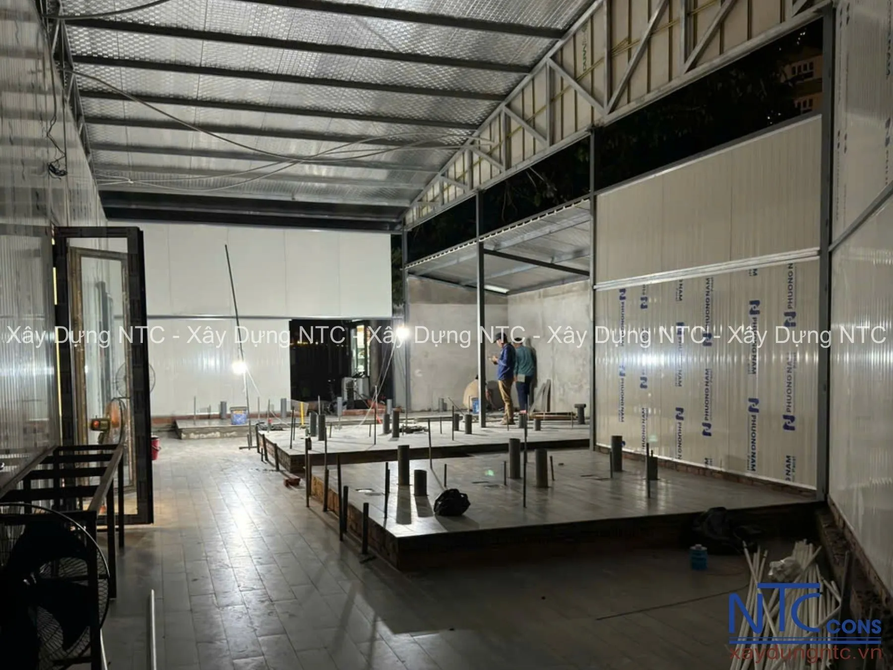 Vách tường nhà xưởng bị thấm gây ra những vấn đề gì?