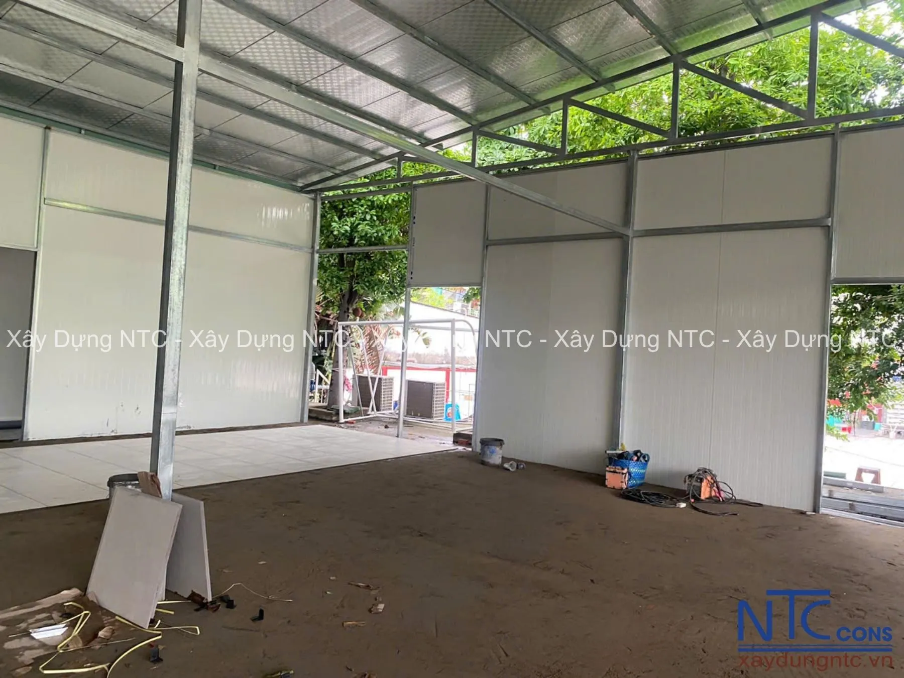 Vì sao nhà xưởng thép tiền chế thường nóng hơn vào mùa hè?